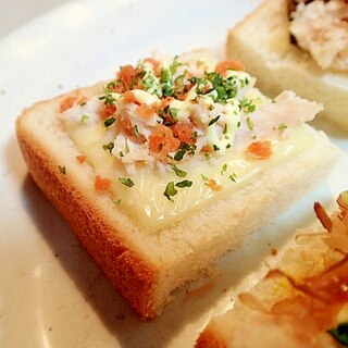 大蒜香る　チーズとチキンと鮭フレークのミニトースト